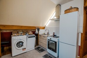 Een koelkast, een magnetron, een oven, een kookplaat