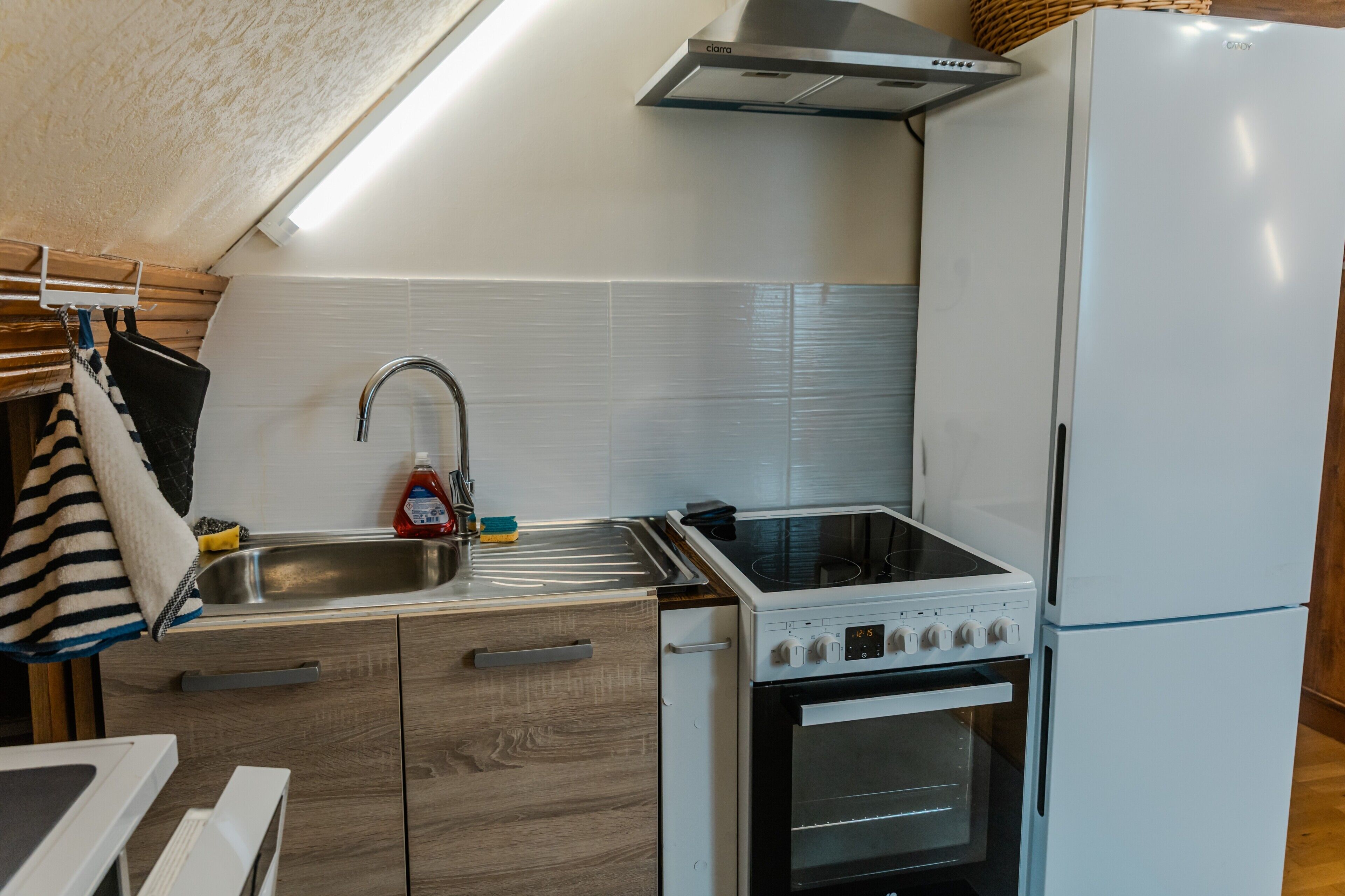 Frigorifero, microonde, forno, piano cottura