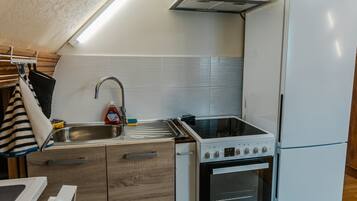 Frigorifero, microonde, forno, piano cottura