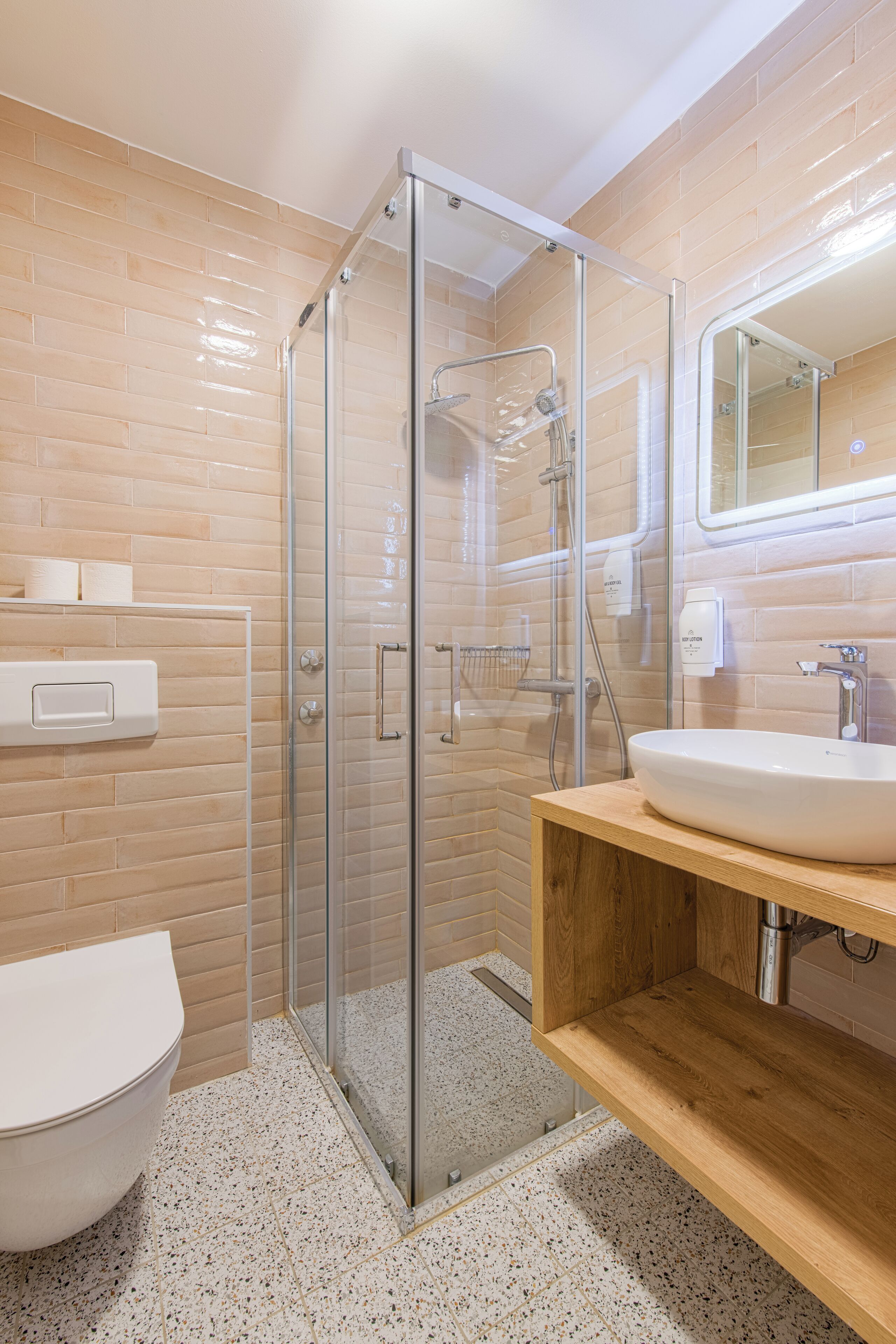 Handtücher, Seife, Shampoo, Toilettenpapier