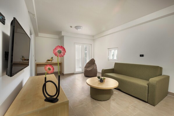 Business Suite, Balcony, Park View | Living area