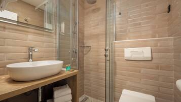 Family Room, Park View | Bathroom | Towels, soap, shampoo, toilet paper