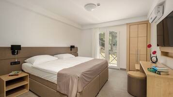 Family Room, Park View | Free WiFi