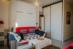 TV - Ground Floor Apartment, 50 m from the Beach, Bernières-sur-Mer (Bernières-sur-Mer)