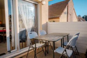 Outdoor dining - Ground Floor Apartment, 50 m from the Beach, Bernières-sur-Mer (Bernières-sur-Mer)