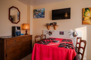 Dining - La Voile de Nacre – Ground Floor Apt, 50m from Beach, Bernières-sur-Mer (Bernières-sur-Mer)