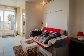 TV - Ground Floor Apartment, 50 m from the Beach, Bernières-sur-Mer (Bernières-sur-Mer)