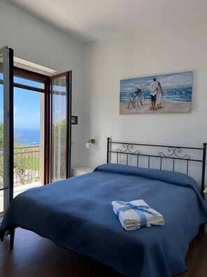 1 bedroom, WiFi, bed sheets - Room 'Camera Blu Vista Mare E Monti' with Sea View, Wi-Fi and Air Conditioning (San Mauro Cilento)