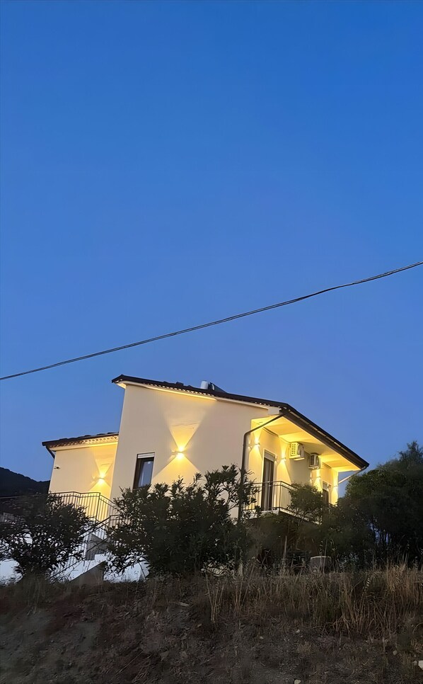Exterior - Room 'Camera Blu Vista Mare E Monti' with Sea View, Wi-Fi and Air Conditioning (San Mauro Cilento)