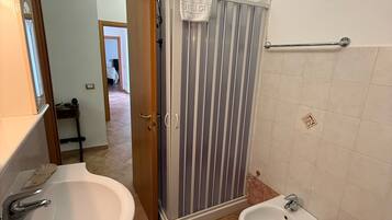 Isola bisentina | Bathroom