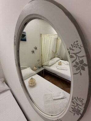 Habitación triple, patio, vista al jardín | Wifi gratis 