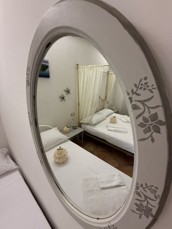 Driepersoonskamer, terras, uitzicht op tuin | Gratis wifi