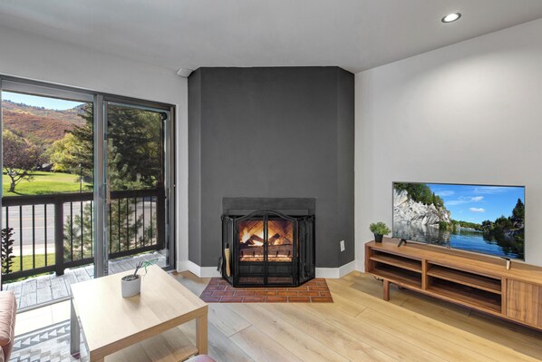 Smart TV, fireplace