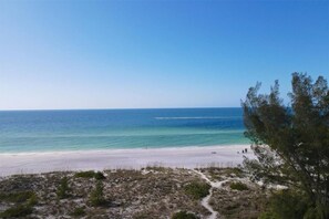 Beach nearby, sun loungers, beach towels