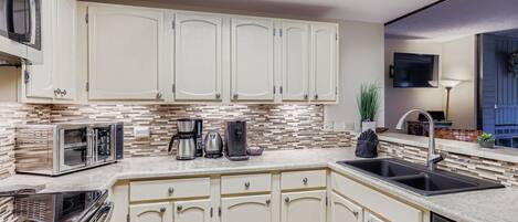 Een koelkast, een microgolfoven, een oven, een kookplaat