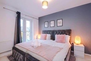 3 bedrooms, iron/ironing board, WiFi, bed sheets