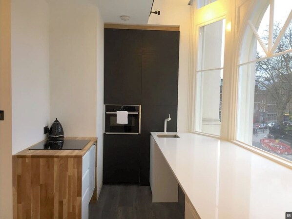 ثلاجة، ميكروويف، فرن، موقد طهي مسطح