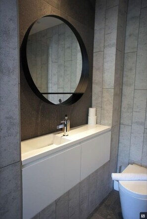 Sèche-cheveux, serviettes fournies