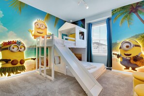 5 habitaciones, tabla de planchar con plancha y cuna de viaje 