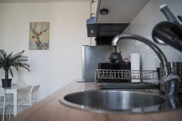 Réfrigérateur, four à micro-ondes, un four, surface de cuisson