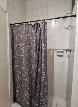 Dusche, HandtĂŒcher, Toilettenpapier