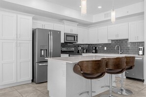 Réfrigérateur, four à micro-ondes, un four, lave-vaisselle