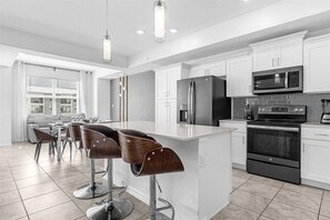 Réfrigérateur, four à micro-ondes, un four, lave-vaisselle