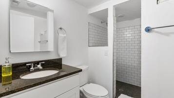 Een douche, een haardroger, handdoeken, zeep