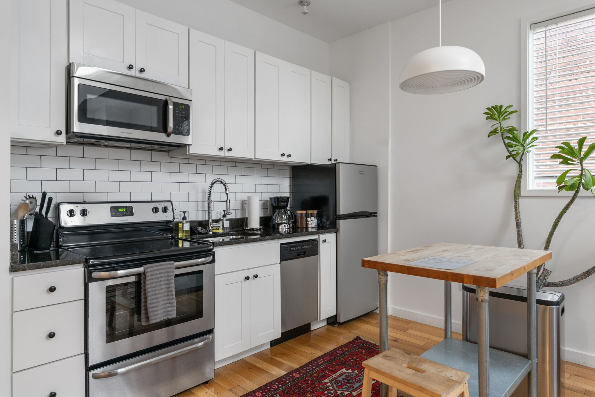 Kylskåp, mikrovågsugn, ugn och spishäll