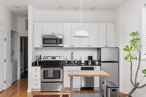 ميكروويف، فرن، موقد طهي مسطح، غسالة أطباق