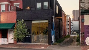 Un edificio moderno con techo plano, ventanas amplias y fachada de ladrillo.