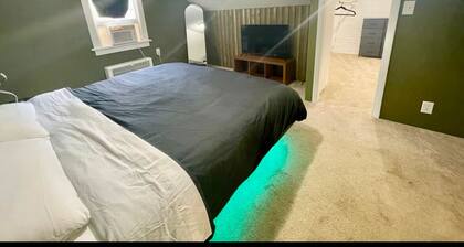 3 bedroom house with PRIVATE MOVIE THEATER, MASSAGE RECLINERS AND SHADED BALCONY