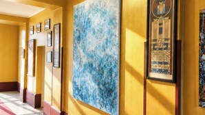 A hallway with yellow walls, framed artwork, and a red carpet. - Jugendstil Boutique Studio, 57 m², original art, central family hotel (Wien)