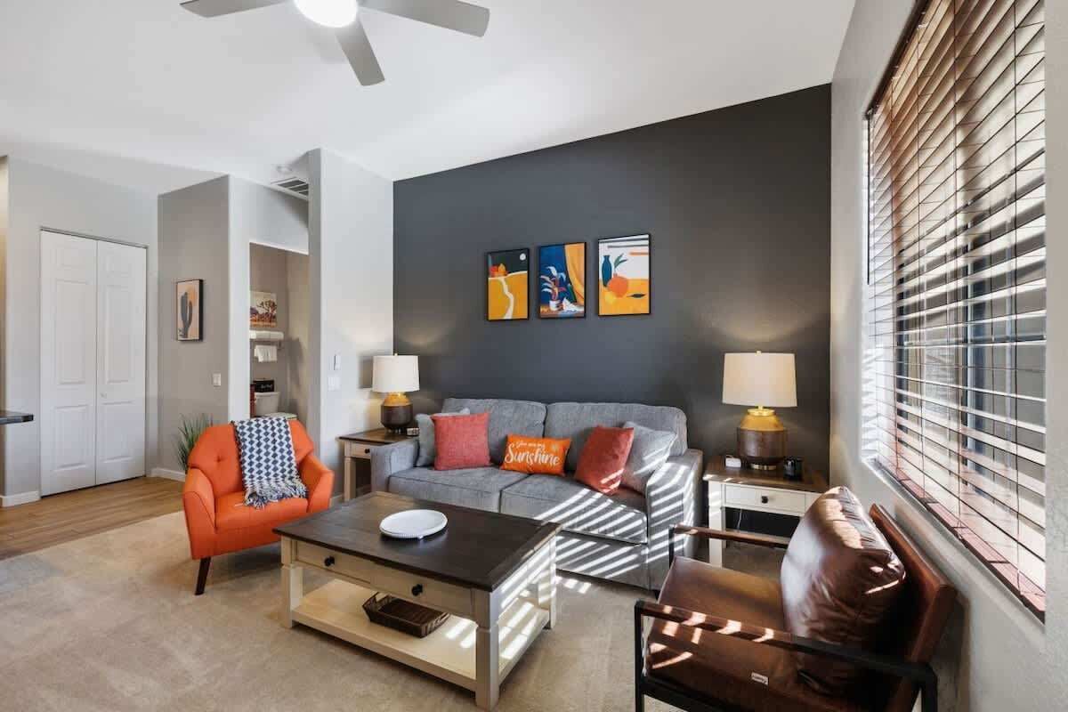 Télévision, cheminée, espaces bureaux