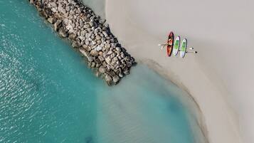 Praia particular, areia branca, prática de mergulho livre no local