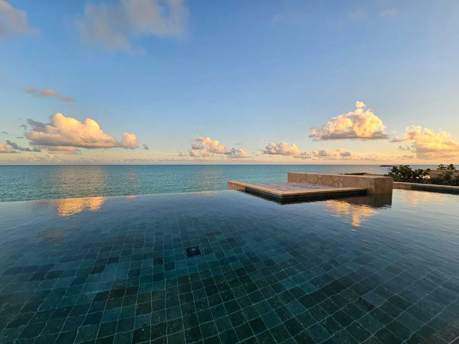 En infinitypool med fri utsikt över havet och himlen.