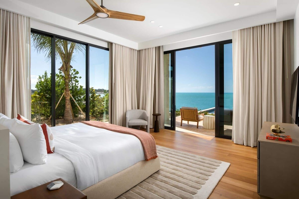 Frette Italian sheets, premium bedding, in-room safe, blackout curtains