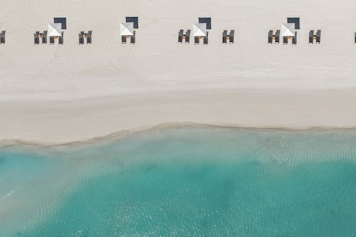 Privatstrand, weißer Sandstrand, Liegestühle, Sonnenschirme