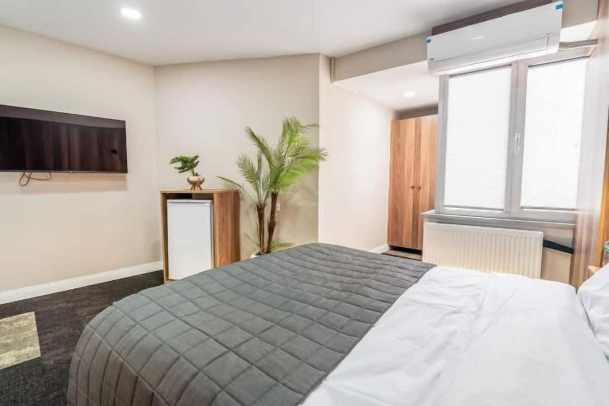 Cribs/infant beds