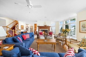 Smart TV, fireplace, foosball, table tennis - New Buffalo Sandcastle (New Buffalo)