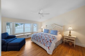 12 bedrooms, desk, iron/ironing board, free WiFi - New Buffalo Sandcastle (New Buffalo)