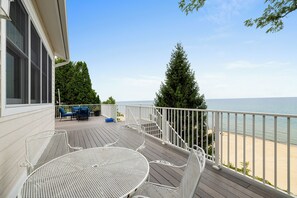 Outdoor dining - New Buffalo Sandcastle (New Buffalo)