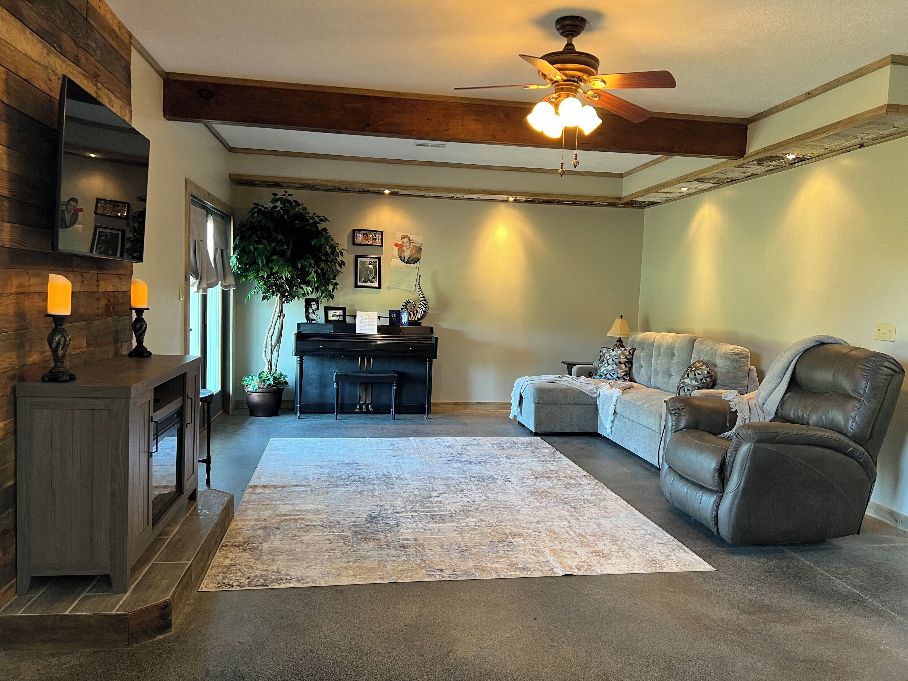 智能电视、壁炉、书