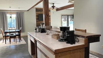 Een koelkast, een magnetron, een oven, een kookplaat