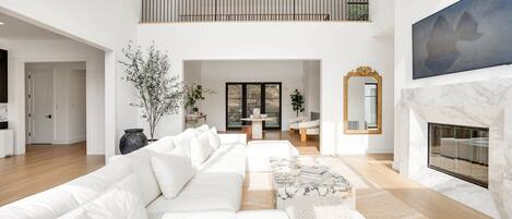 Smart TV, fireplace