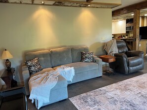 Smart-tv, een open haard en boeken