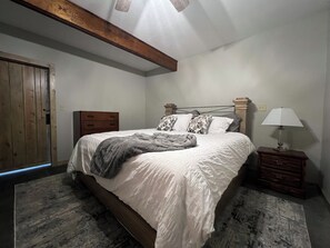 1 slaapkamer, een bureau, een strijkplank/strijkijzer, gratis wifi