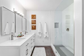 Douche, sèche-cheveux, serviettes fournies