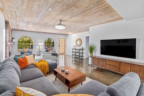 Smart TV, fireplace - Sunny Dreams - Mid-Century Pool & Spa Retreat (Palm Springs)