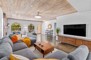 Smart TV, fireplace